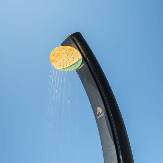 SINED  Grande douche solaire en noir et or est un produit offert au meilleur prix