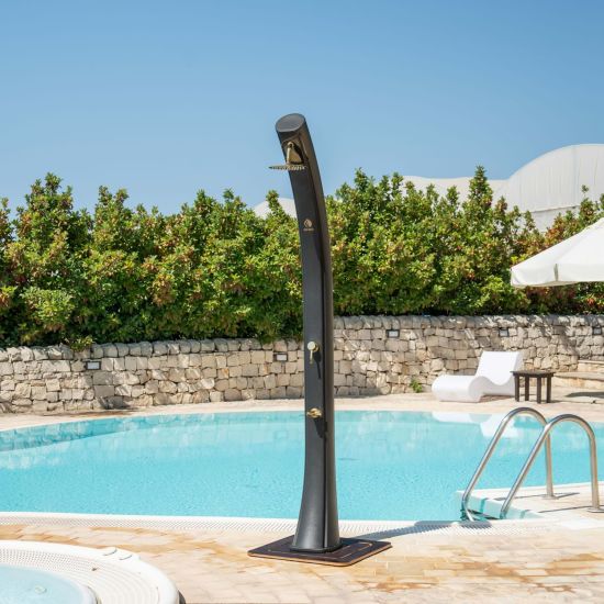 SINED  Grande Douche Solaire En Noir Et Or est un produit offert au meilleur prix