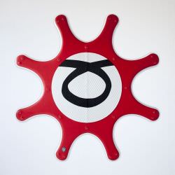 Piattaforma gonfiabile multiuso per stand-up paddle, modello the island colore rosso. La piattaforma galleggiante  in grado di accogliere fino ad 8 sup che vengono fissati in 3 punti differenti per ottenere la massima stabilit.