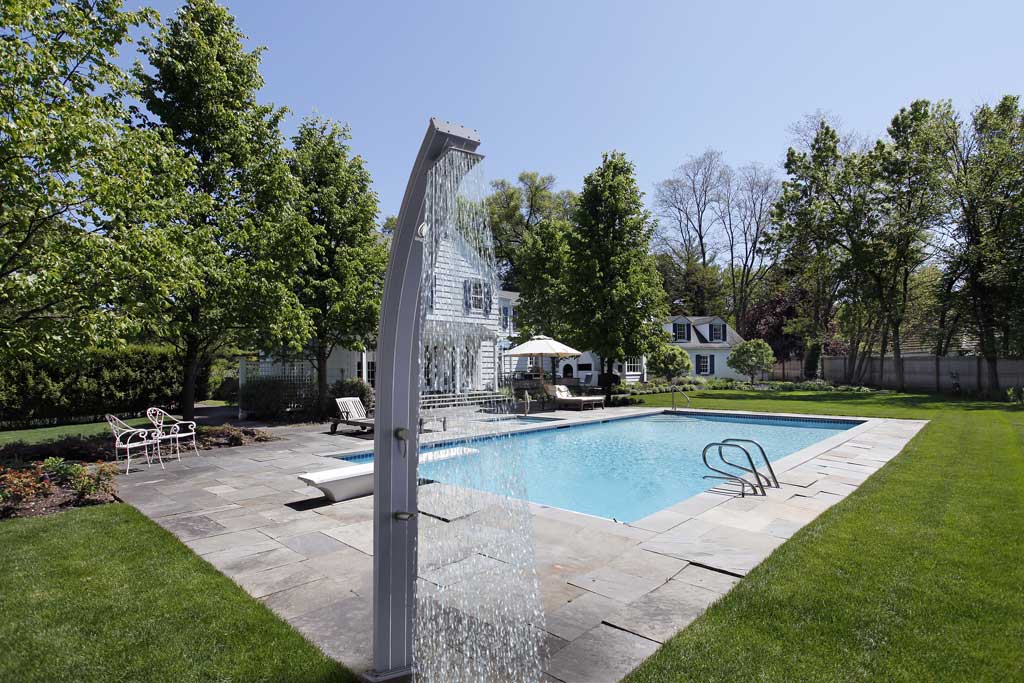 Doccia solare per piscina esterna