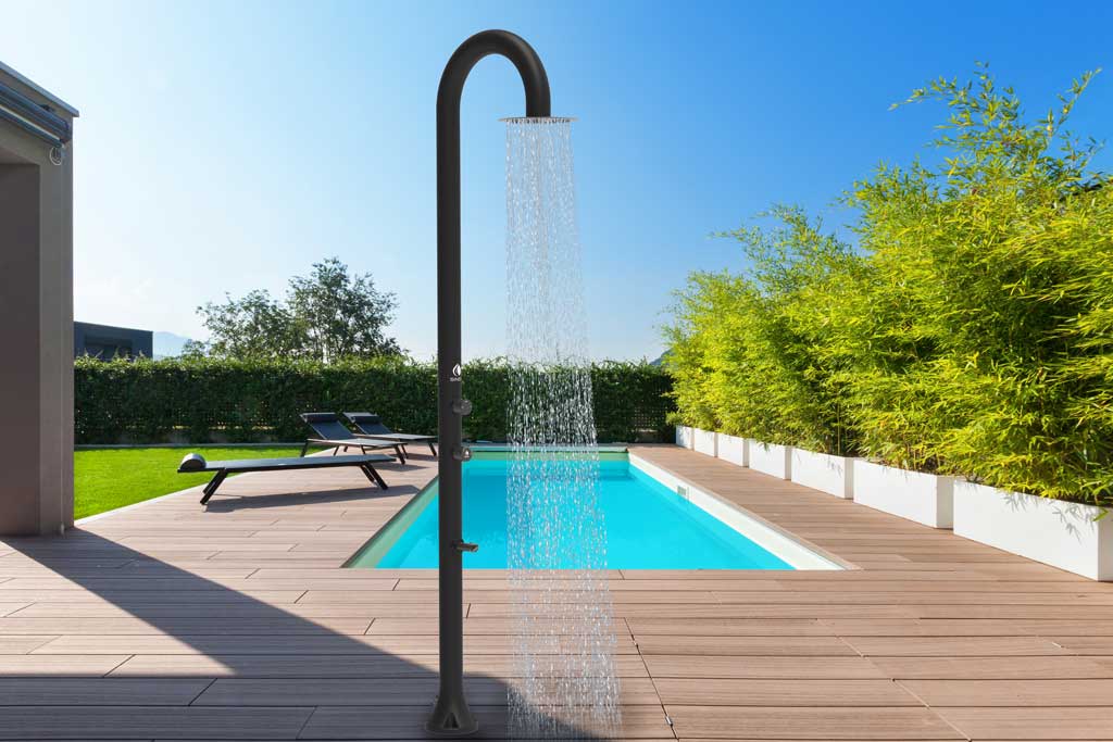 Doccia nera acqua calda e fredda